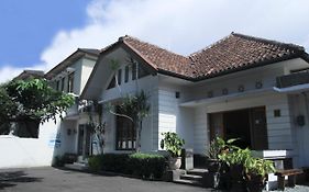 De Tropis Family Guest House Bandung